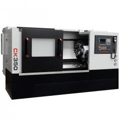 TORNO CNC CORMAK 350x1000 COM MANDRIL HIDRÁULICO PARA 12 FERRAMENTAS E CONTROLADOR SIEMENS SINUMERIK 808D