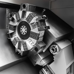 TORNO CNC CK7160X3000 COM MANDRIL HIDRÁULICO PARA 12 FERRAMENTAS E CONTROLADOR SIEMENS SINUMERIK 808D