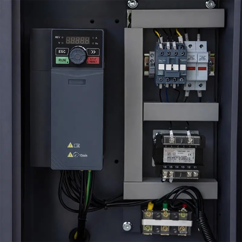 Compressor de parafuso LUFT 700 VSD + PM - 5,5 kW - 650 l/min. + Reservatório de pressão vertical de 200 l